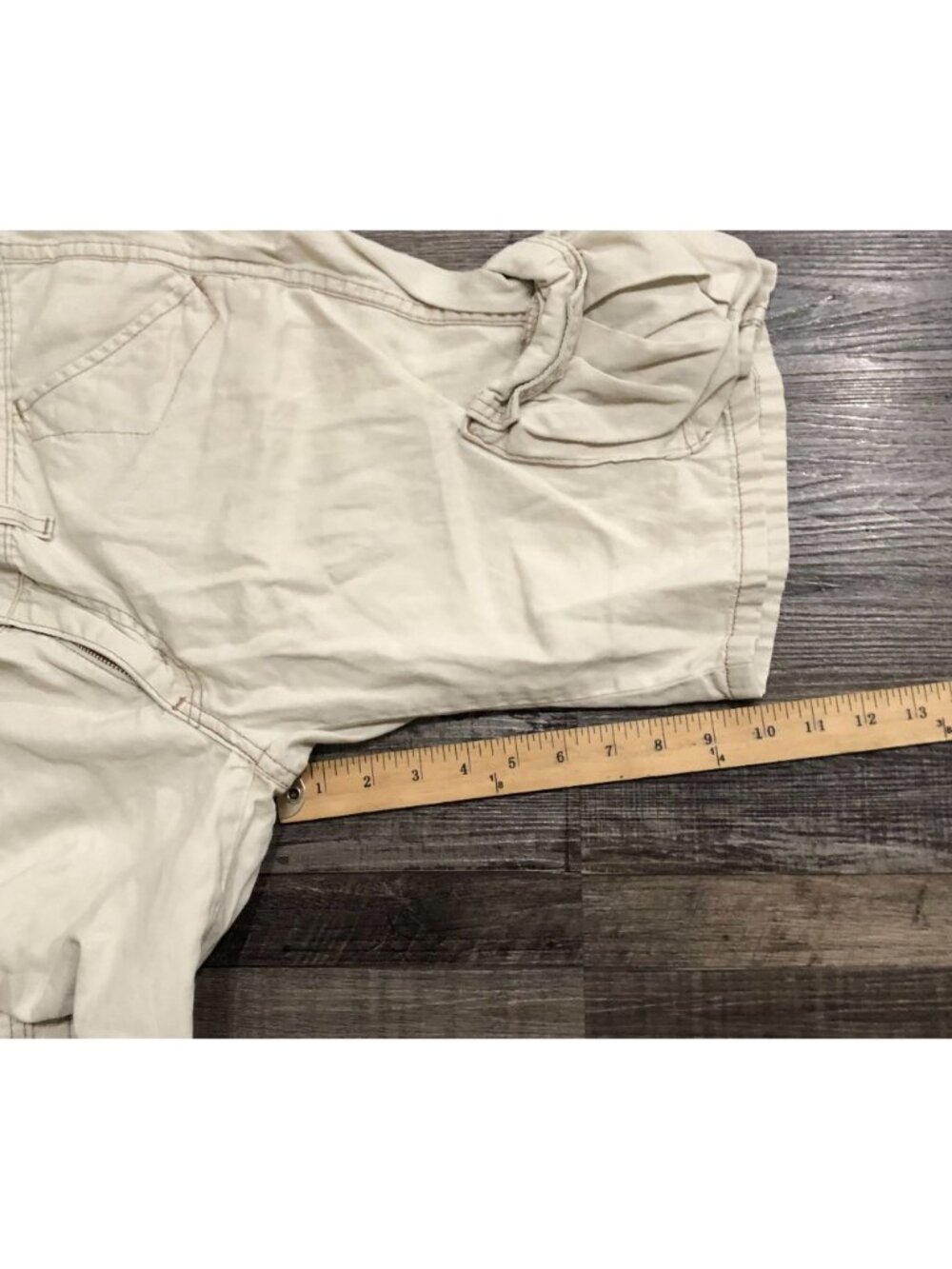 Levi's Womens Size 11 Stone Khaki Cargo Shorts - Picture 6 of 6